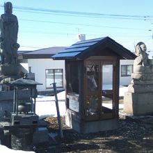 本堂脇にはこのような仏様もいらっしゃいました