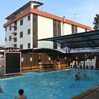 ホテル裏には、小さいながらプールも