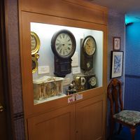 各階エレベーターホールに時代物の時計が飾ってあります。