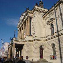 国立博物館とプラハ本駅の間にある国立歌劇場