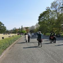 天守閣跡方面から大手門方面に向かう