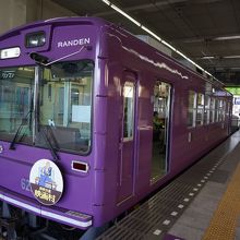 紫色の美しくかわいい電車です。
