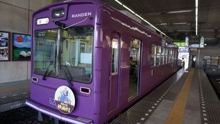 紫色の車体が美しい電車です。