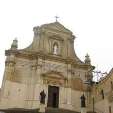 大聖堂の正面は意外と質素。