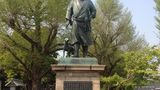 上野を見下ろす西郷さん