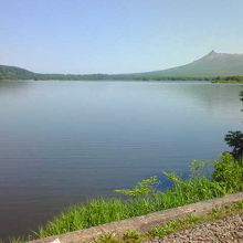 尖った駒ケ岳の姿を写す湖面がよく見えました。