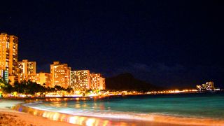 ワイキキ・ビーチのオン・ザ・ビーチのホテルからの景色は最高！　だけれど…夜は、うるさい…かも。