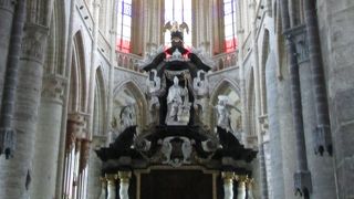 中心部にそびえる建物