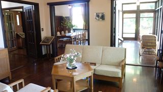 入り口のドアが3方向にある