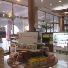 店内の手前はショップになっていました