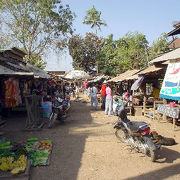 カンボジアの田舎の小さな村の市場はこのようだ