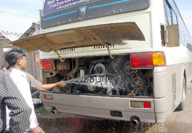 カンボジアからラオスへの国際ツーリストバスは大型バスだ