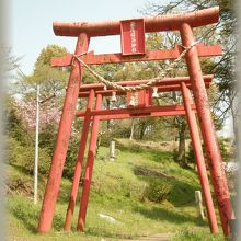 公園内にある稲荷神社