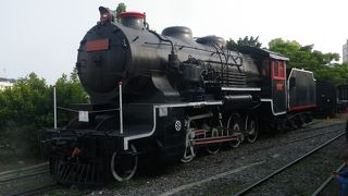 日本製の蒸気機関車が展示されています