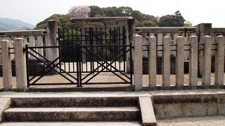 大きな古墳です