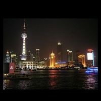 人が溢れる夜景の注目ビル