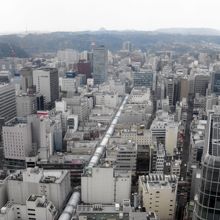 山側：パイプのようなアーケード街