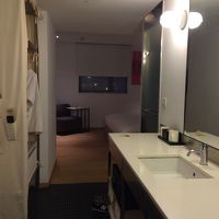 部屋に入った所。ベットまでの通路に洗面台と簡単なクロゼット。