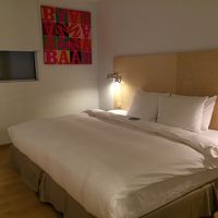 ラージルーム。ベットはキングサイズ。