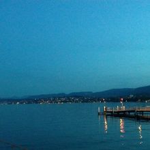 夕暮れのチューリッヒ湖
