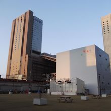 ＪＲ大阪駅桜橋口と反対側からの眺め (奥がＪＲ大阪駅です)