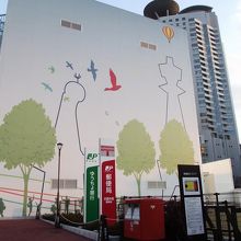 ＪＲ大阪駅桜橋口側からの眺め (赤いポストが印象的です