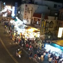 墾丁路にずらっと並ぶ露店