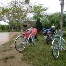 自転車は橋の前にある売店のおばさんが見張ってくれます