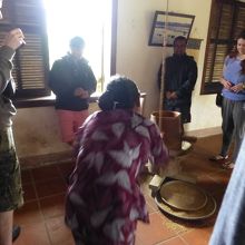 頼めば農業の実演をしてくれます（心付け要）