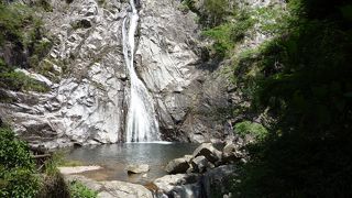 お手軽ハイキングコースにある滝