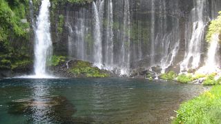 幾筋もの滝が流れ落ちる