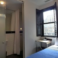 シャワー・トイレ付きで清潔感のある部屋