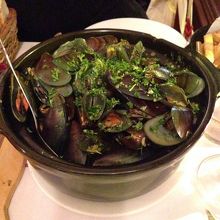 ムール貝のサフランソース。食べても食べてもなかなか減りません