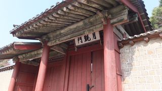 地下鉄「恵化」駅から行くと、「昌慶宮」で最初に巡り合うスポット