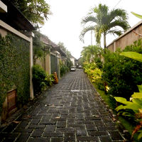 ヴィラが並ぶ石畳の道