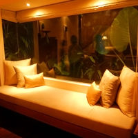 ベッドの向かいのソファ