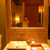 すごく大きな鏡。反対側にももう一枚あります。