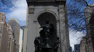 メイシーズのそばにあります