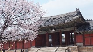 正殿の明政殿の正門 