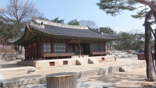 第１６代王・仁祖がこちらに住んだと言われています。