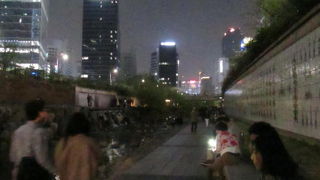 桜は散ってしまいましたが清渓川の春の宵はカップルの花が満開です。