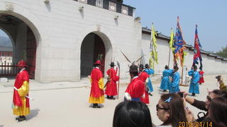 景福宮・春は桜はありませんがケナリやチンダレがまだ残っています。