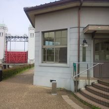 小さな建物ですが歴史がつまっています