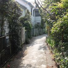小路の奥に佇む