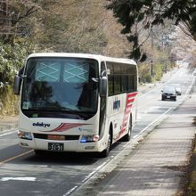 湖尻付近を走行する箱根高速バス