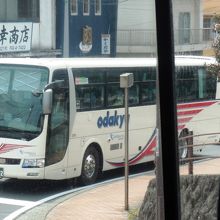 仙石案内所付近で上り新宿行とすれちがう。