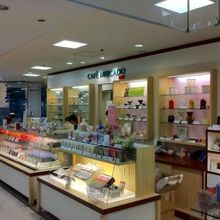 こちらが豆の販売ブース　カフェは左側です