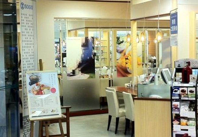 コーヒー豆の販売ブースかと思いきや、カフェスペースもありました