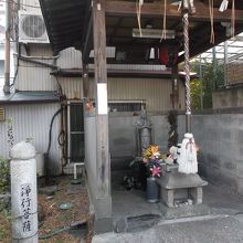 浄行菩薩　参道入口に