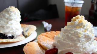 パンケーキと山盛りホイップクリーム☆一人一皿は多いかも…。